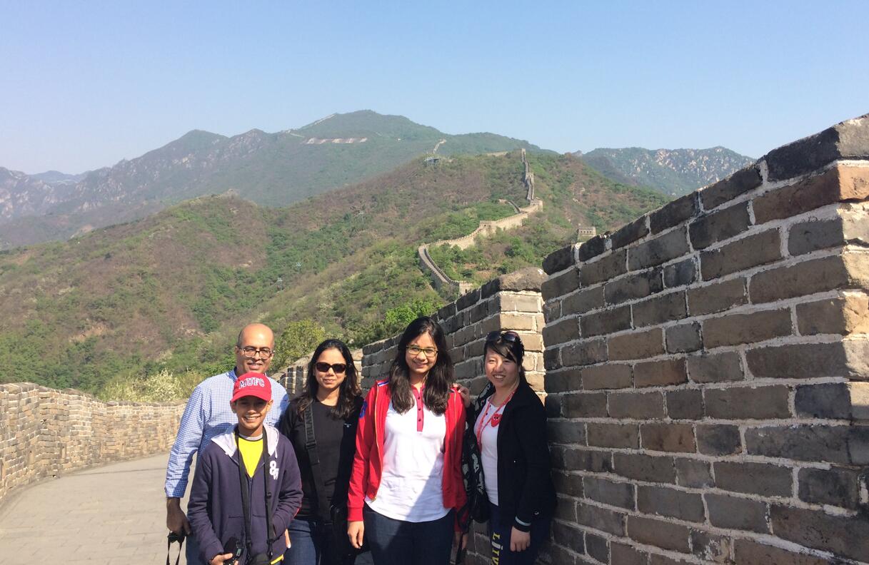 Bejing tour guide Rita with foreign friends on the Great Wall(图6)