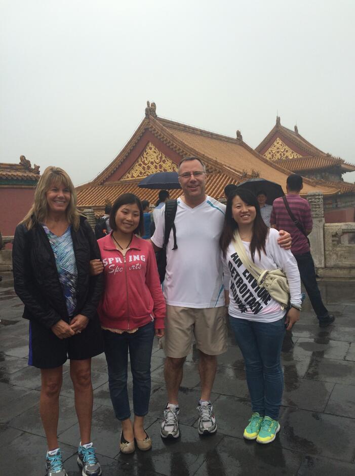 Beijing tour guide Rita and foreign friends at the Palace Museum(图2)