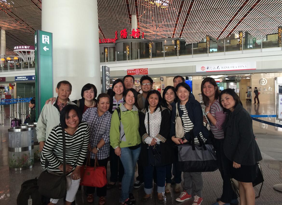 Bejing tour guide Rita with foreign friends 09508