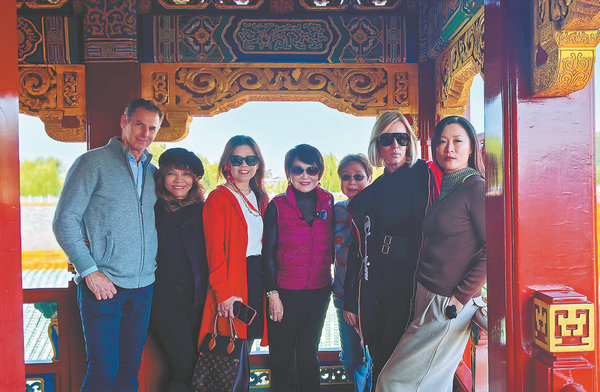 Celebrity leads a group of Americans on a fruitful, culinary expeditio(图1)