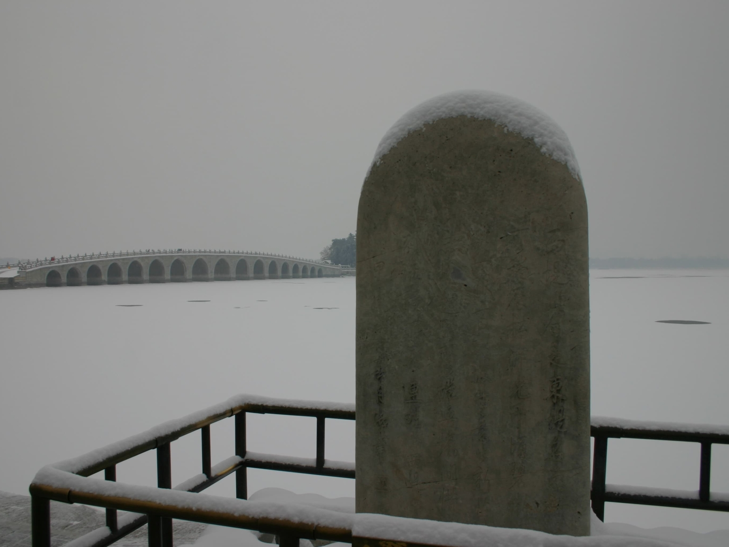  The eastern embankment is made of Kunlun stone